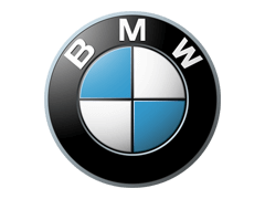 BMW-logo met blauw-wit kwartierpatroon in een zwarte cirkel op zwarte achtergrond