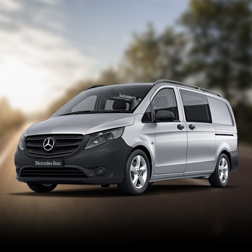 Zilverkleurige Mercedes-Benz bestelbus op een onscherpe buitenachtergrond