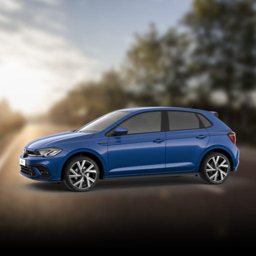 Blauwe hatchback auto in zijaanzicht op een onscherpe buitenachtergrond