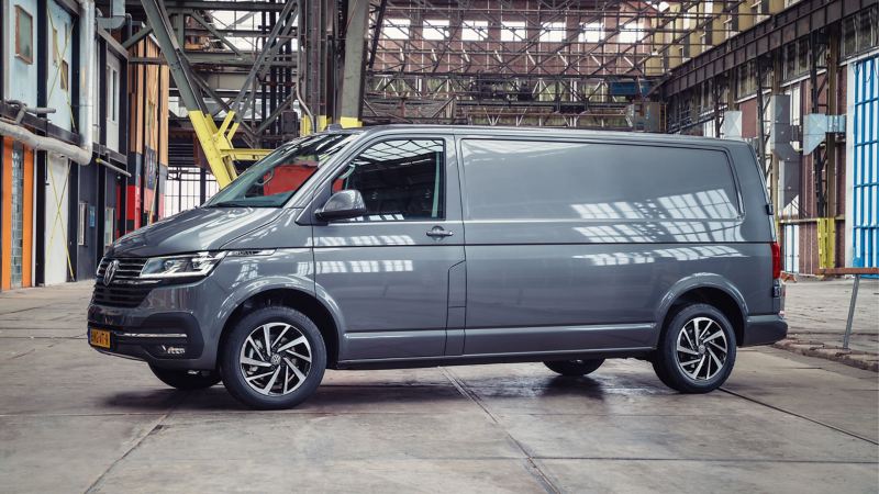 Grijze bestelbus in een industriële hal