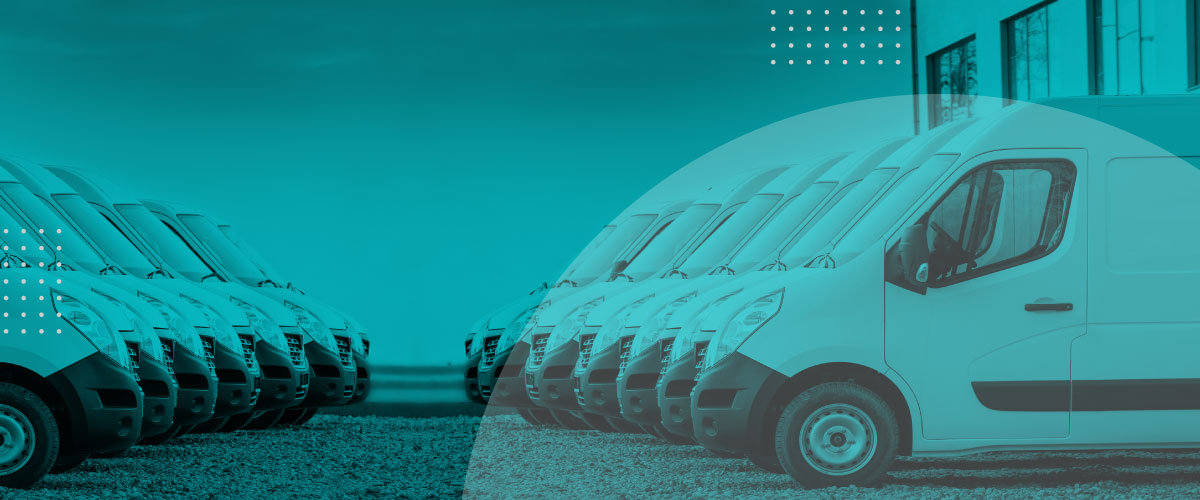 Twee rijen witte bestelwagens op een grindterrein, met turquoise kleurfilter