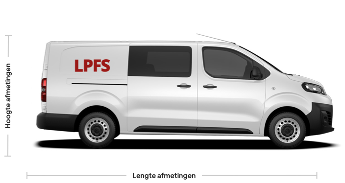 Witte bestelbus met rode letters LPFS en aanduidingen voor lengte en hoogte