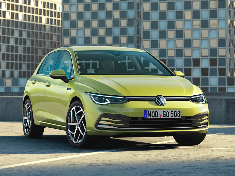 Limegroene Volkswagen Golf hatchback voor een modern gebouw